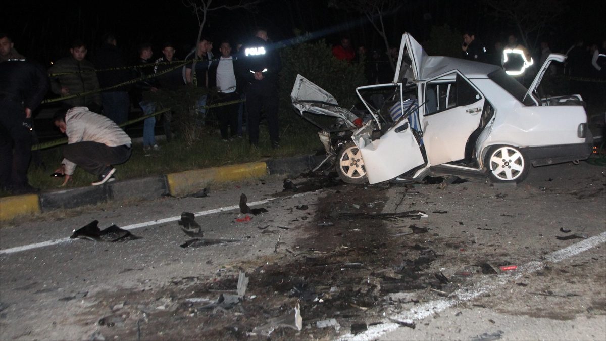 Antalya'nın Serik ilçesinde meydana gelen zincirleme trafik kazasında 3 kişi