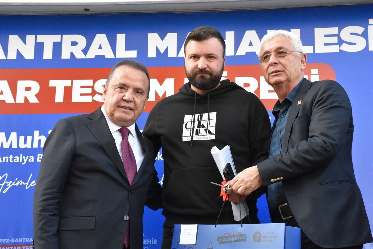 Antalya'daki kentsel dönüşüm projesinde hak sahiplerine anahtarları verildi