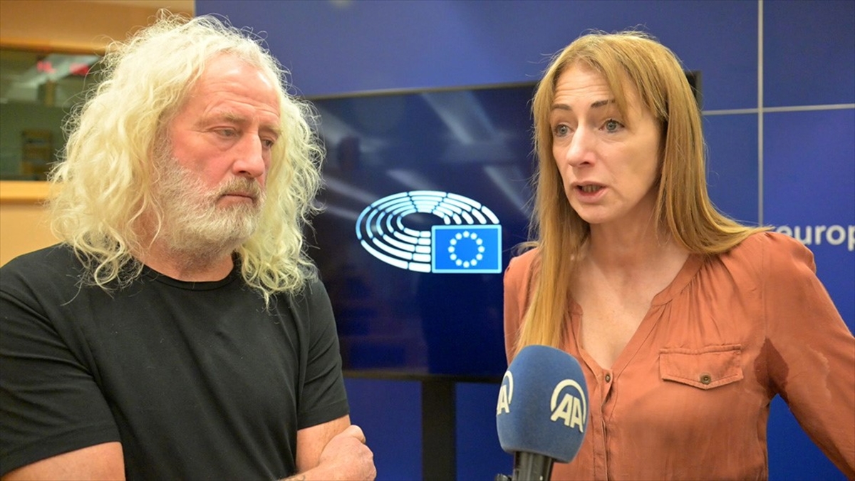 Avrupa Parlamentosu (AP) milletvekilleri Mick Wallace ve Clare Daly, Avrupa