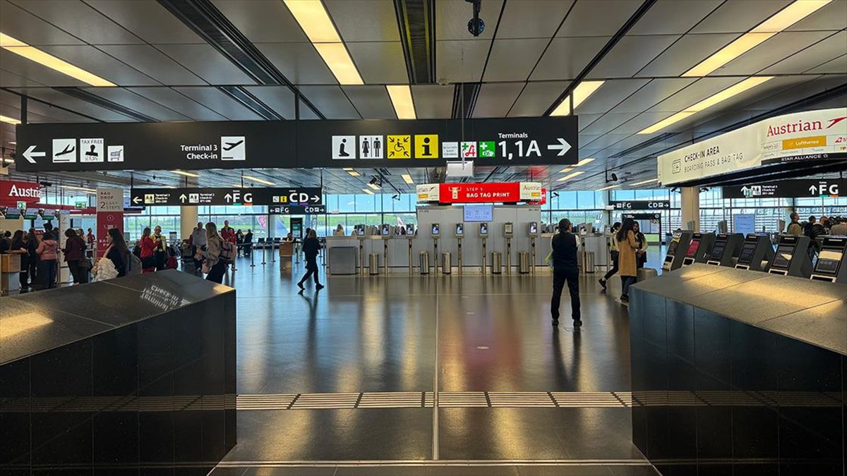 Avusturya Hava Yolları (AUA) şirketinde çalışan kabin görevlileri, maaşlarının artırılması