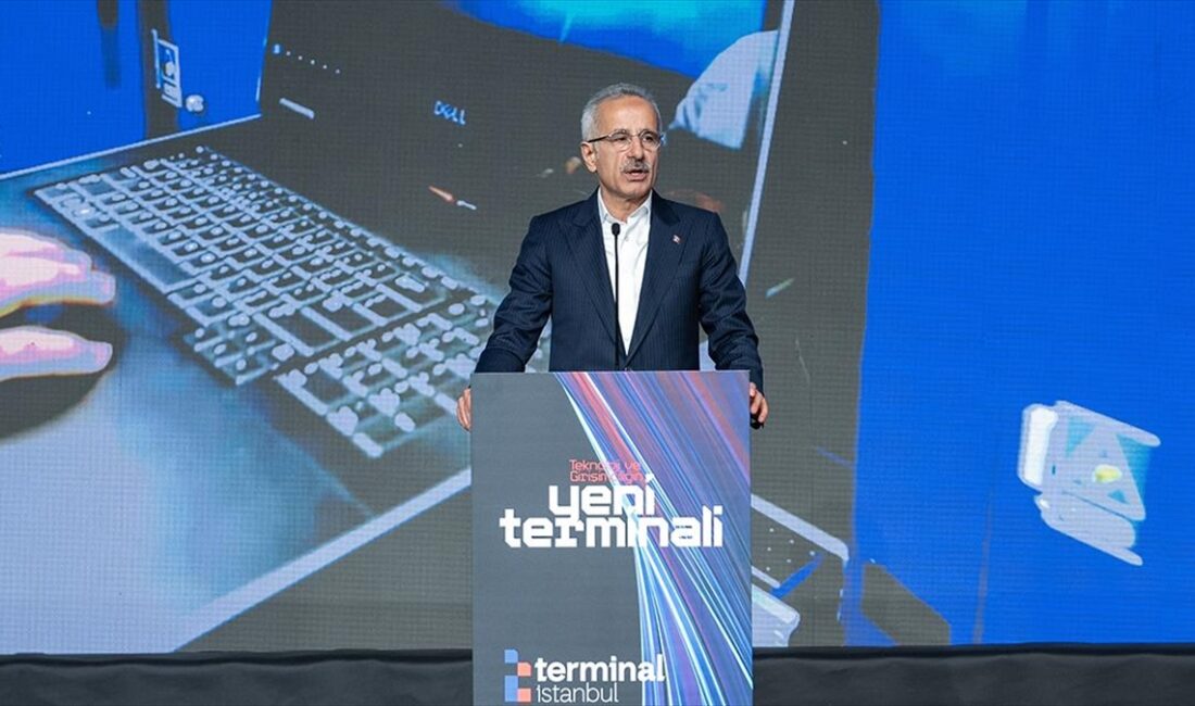 Ulaştırma ve Altyapı Bakanı Abdulkadir Uraloğlu, bir yandan 5G ile