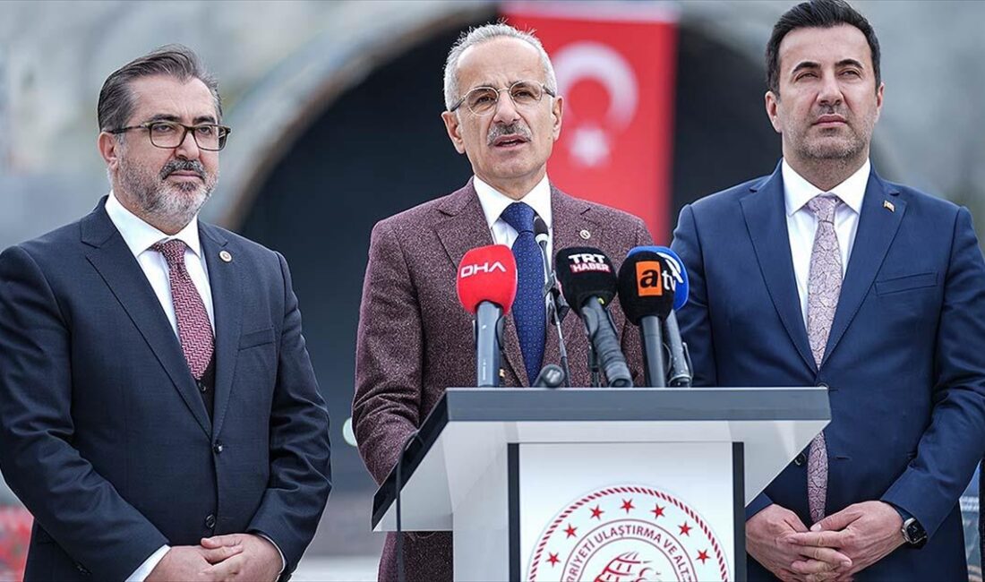 Ulaştırma ve Altyapı Bakanı Abdulkadir Uraloğlu, "İstanbul'da deprem riski var.