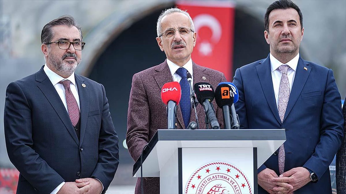 Ulaştırma ve Altyapı Bakanı Abdulkadir Uraloğlu, "İstanbul'da deprem riski var.