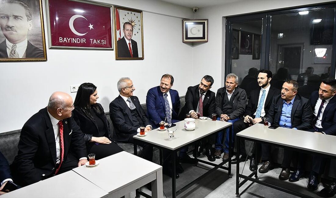 Ulaştırma ve Altyapı Bakanı Abdulkadir Uraloğlu, başkentte ziyarette bulunduğu taksi