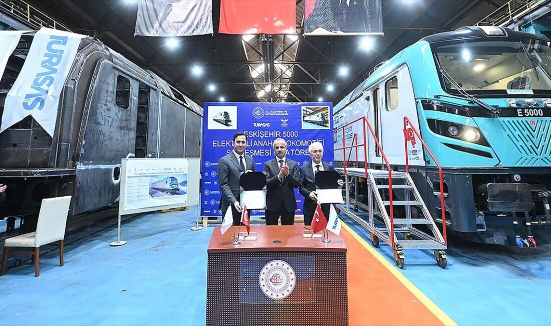 Uraloğlu, Eskişehir'de üretilen elektrikli anahat lokomotifine ilişkin "TÜRASAŞ marka yeni