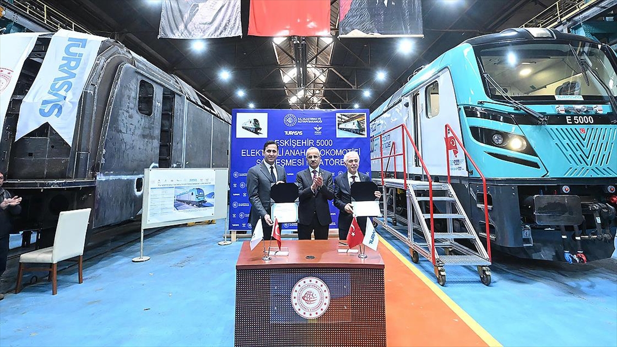 Uraloğlu, Eskişehir'de üretilen elektrikli anahat lokomotifine ilişkin "TÜRASAŞ marka yeni