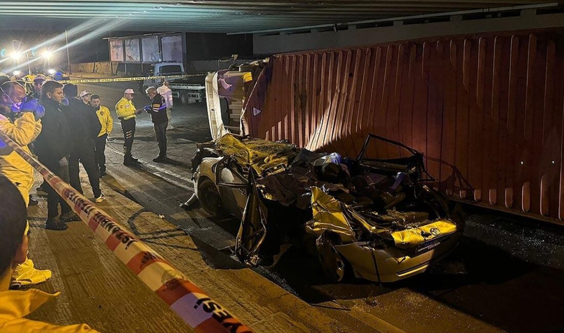 İstanbul Bakırköy'de bir tırın otomobilin üzerine devrilmesi sonucu 4 kişi