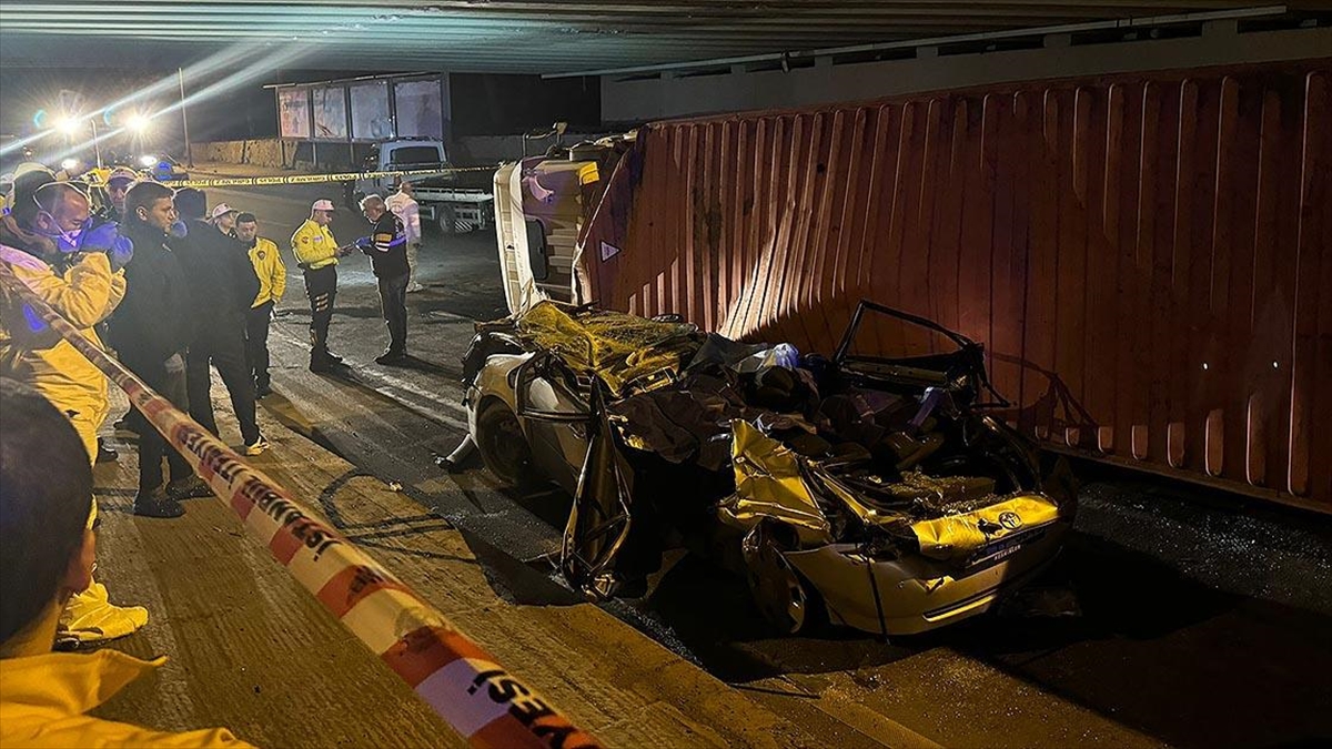 İstanbul Bakırköy'de bir tırın otomobilin üzerine devrilmesi sonucu 4 kişi