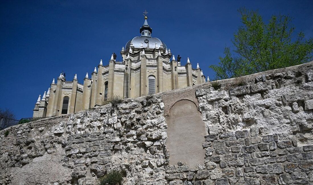 İspanya ve Endülüs İslam dönemi (711-1492) denildiğinde Müslümanların aklına ilk