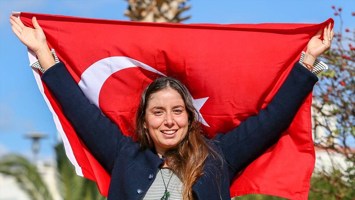 Ultra maraton yüzücüsü Bengisu Avcı, Kış Yüzme Dünya Şampiyonası 200