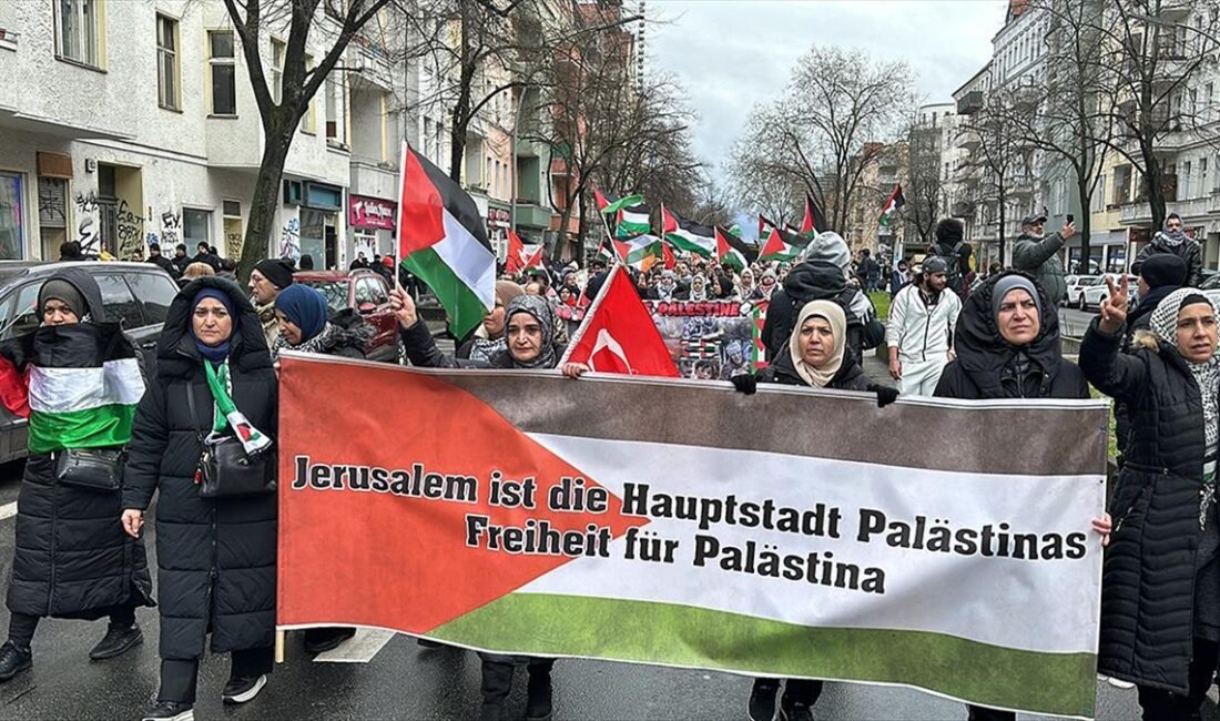 Almanya’nın başkenti Berlin’de Filistin’e destek gösterisi yapıldı.