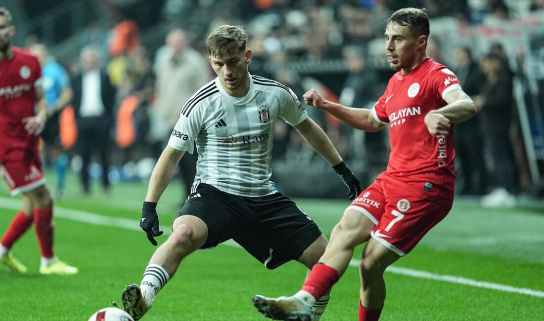 İSTANBUL (AA) – İlk yarı 5. dakikada Antalyaspor’un golü geldi.