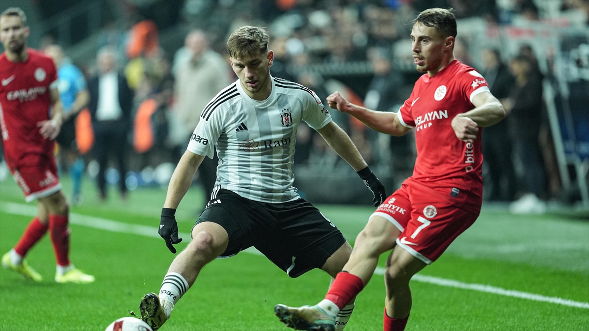 İSTANBUL (AA) – İlk yarı 5. dakikada Antalyaspor’un golü geldi.
