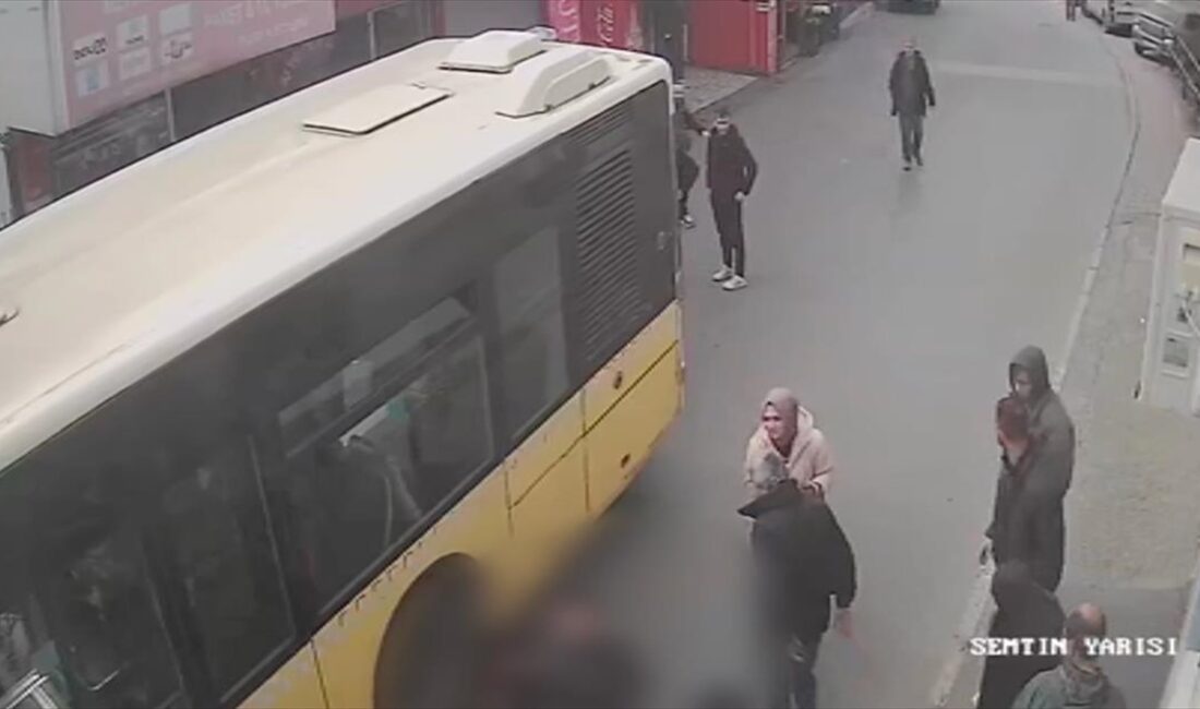 Beykoz'da İETT otobüsünün yolun karşısına geçmeye çalışan kadına çarpma anı,
