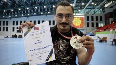 Serebral palsi (beyin felci) rahatsızlığı bulunan ve bilek güreşinde kendi