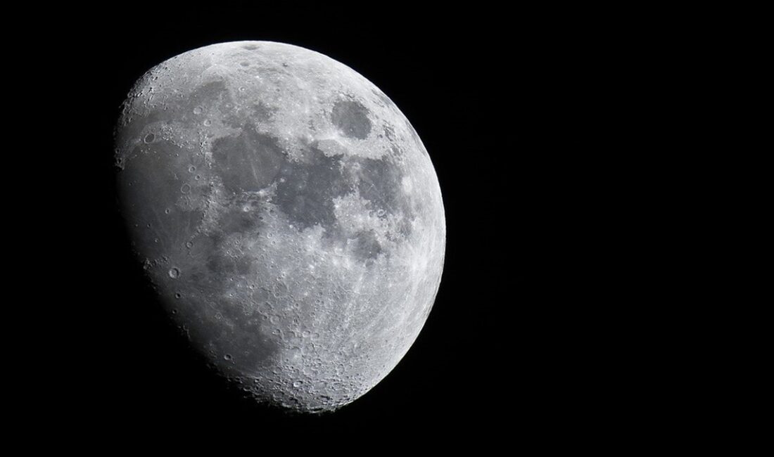 Astronomlar, bilimsel araştırmalarda kullanılabilecek Ay yüzeyindeki alanların, gittikçe artan girişimler