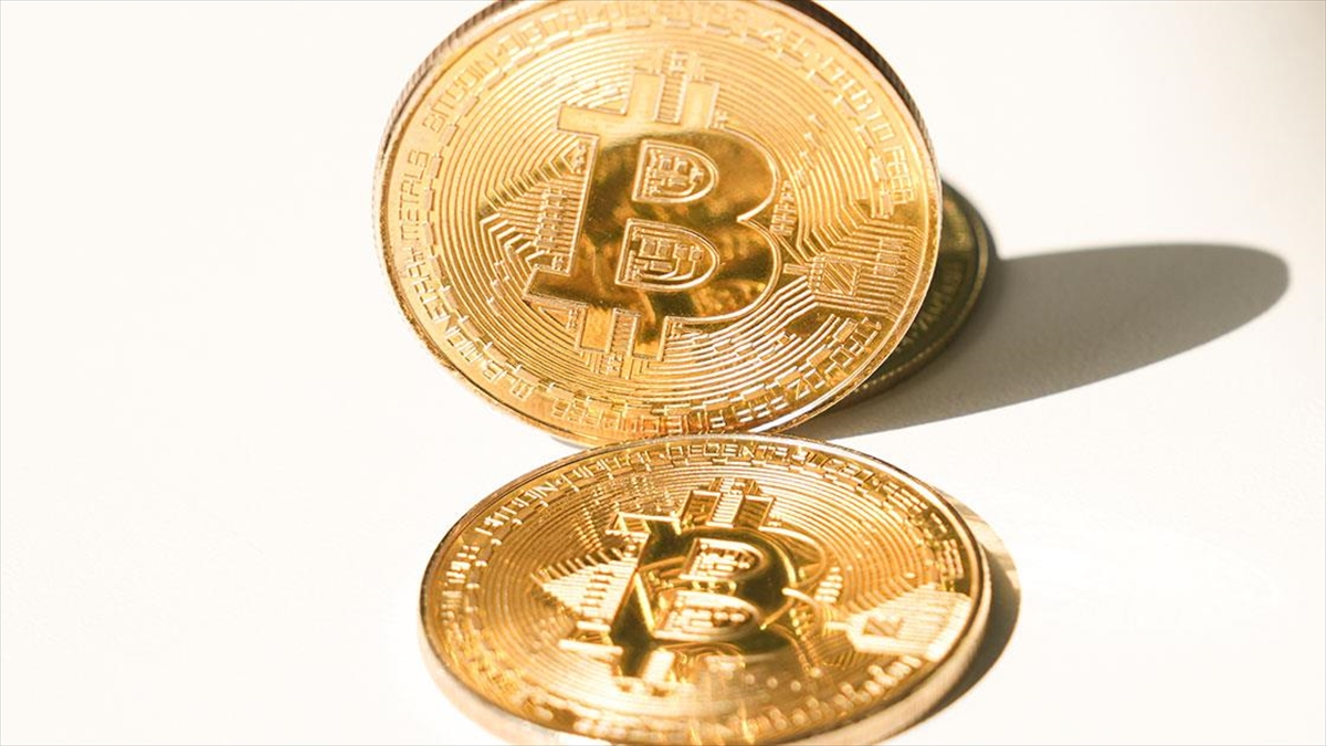 Kripto para birimi Bitcoin'in fiyatı, dün yükseldiği 73 bin 750