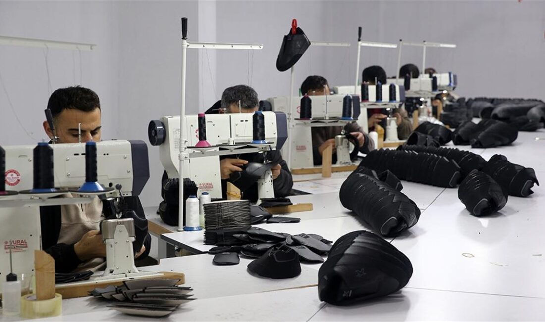 Bitlis'ten 30 yıl önce göç ettikleri İstanbul'da ayakkabı fabrikalarında çalışan
