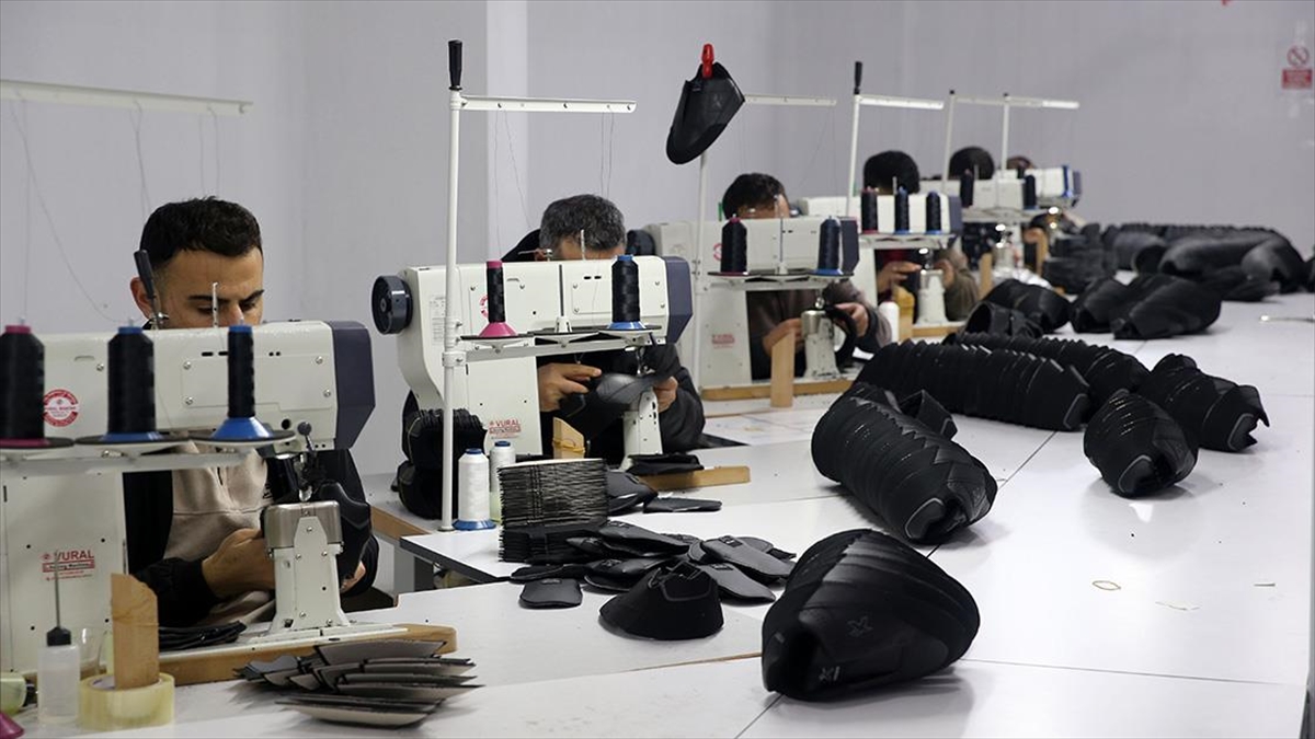 Bitlis'ten 30 yıl önce göç ettikleri İstanbul'da ayakkabı fabrikalarında çalışan