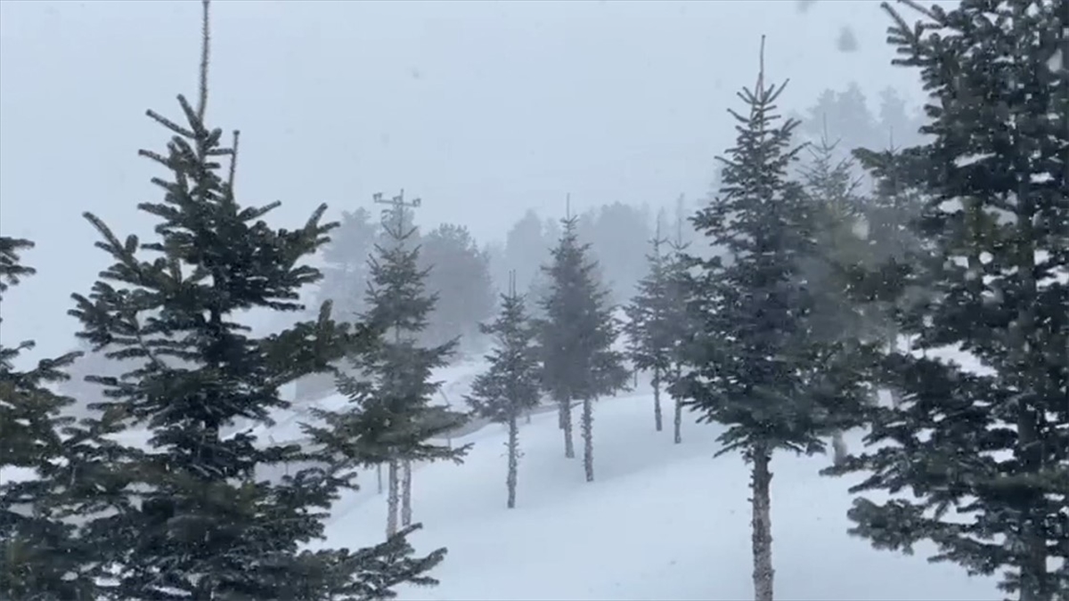 Bolu'nun yüksek kesimlerinde kar etkili oldu.