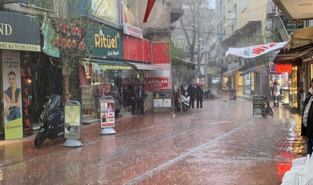 BURSA/BALIKESIR (AA) – Bursa’da aniden başlayan sağanak hayatı olumsuz etkiledi.