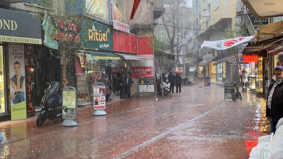 BURSA/BALIKESIR (AA) – Bursa’da aniden başlayan sağanak hayatı olumsuz etkiledi.