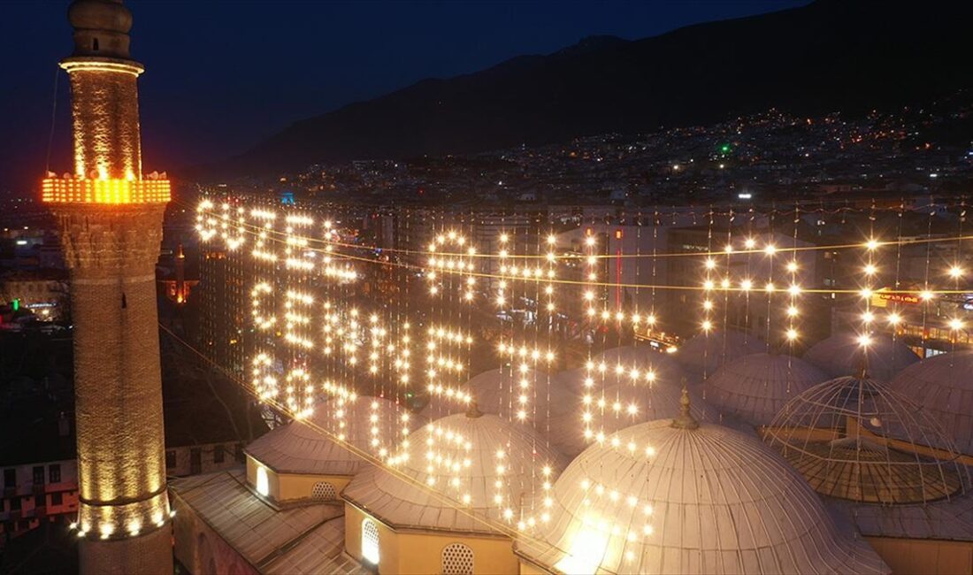 Bursa'daki tarihi Ulu Cami'nin minareleri arasına "Güzel ahlak cennete götürür"