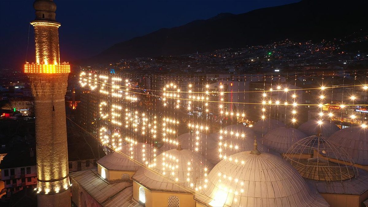 Bursa'daki tarihi Ulu Cami'nin minareleri arasına "Güzel ahlak cennete götürür"
