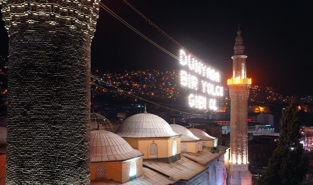 Bursa'daki tarihi Ulu Cami'nin minareleri arasına "Dünyada bir yolcu gibi