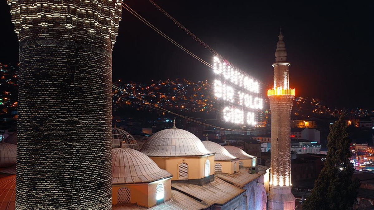 Bursa'daki tarihi Ulu Cami'nin minareleri arasına "Dünyada bir yolcu gibi
