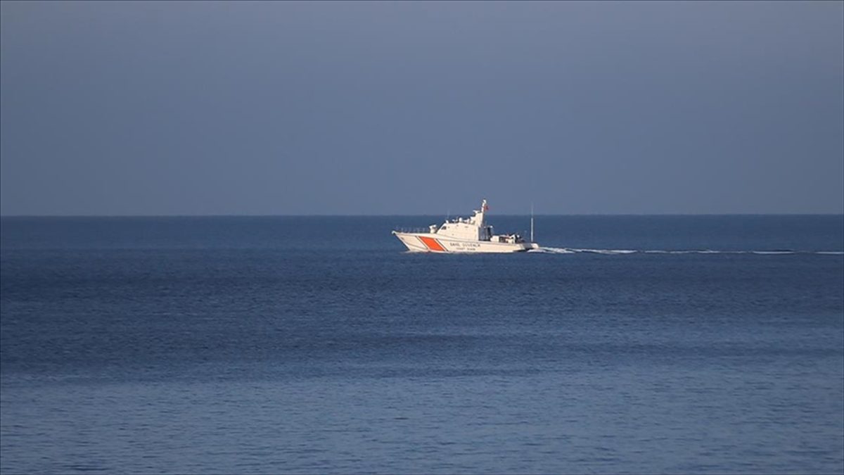 Çanakkale'nin Eceabat ilçesi açıklarında, bulundukları lastik botun batması sonucu denizde