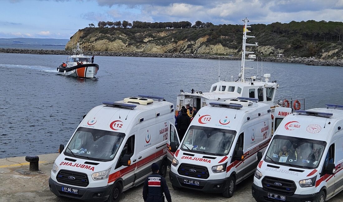 Çanakkale'nin Eceabat ilçesi açıklarında düzensiz göçmenleri taşıyan lastik botun batması