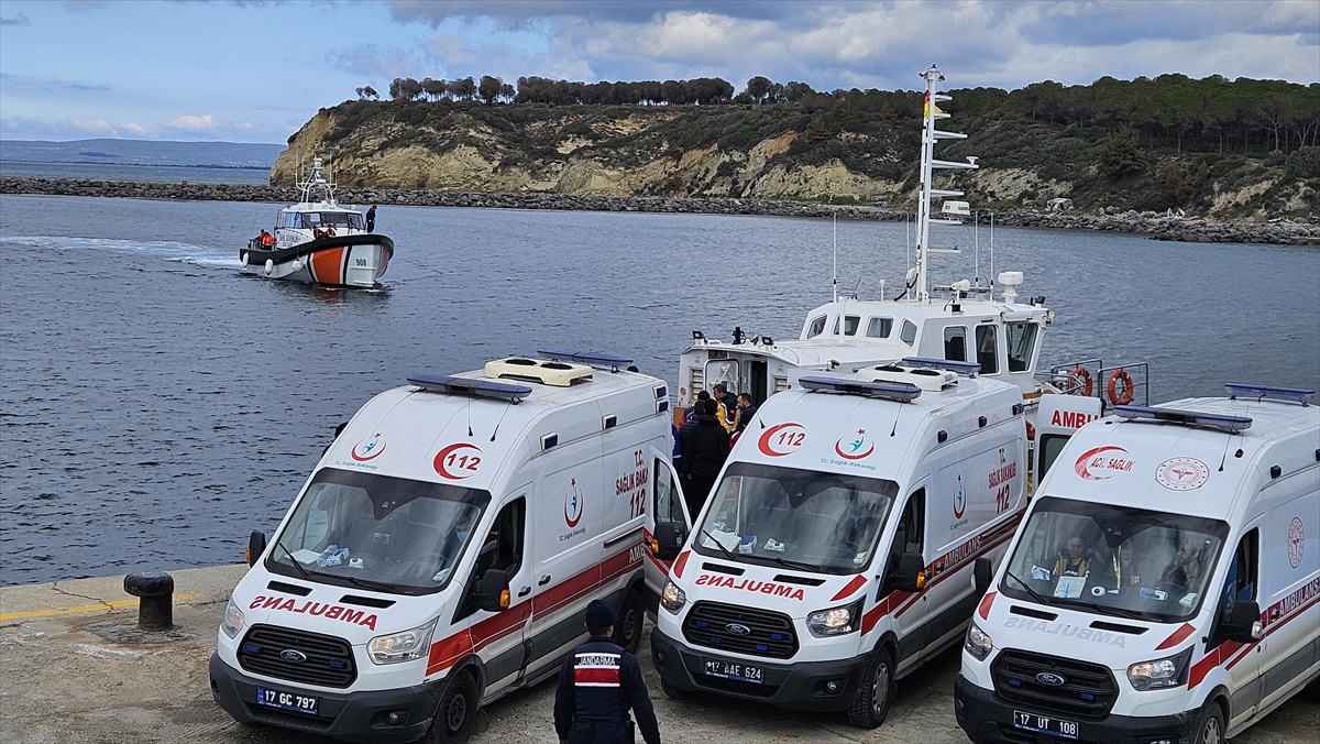 Çanakkale'nin Eceabat ilçesi açıklarında düzensiz göçmenleri taşıyan lastik botun batması