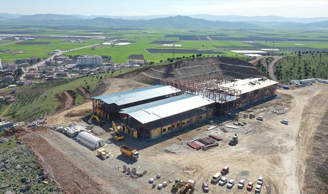 Kahramanmaraş merkezli depremlerden etkilenen Türkoğlu ilçesinde yapımı devam eden 120