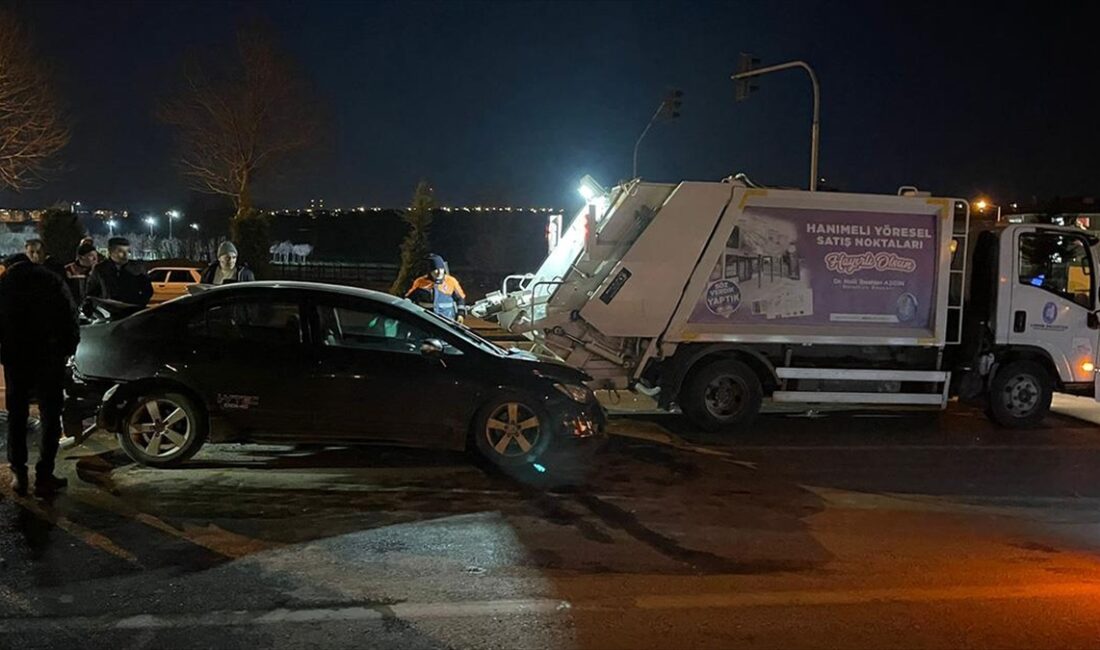 Çorum'da çöp toplama aracı ile 2 otomobilin çarpıştığı kazada, biri