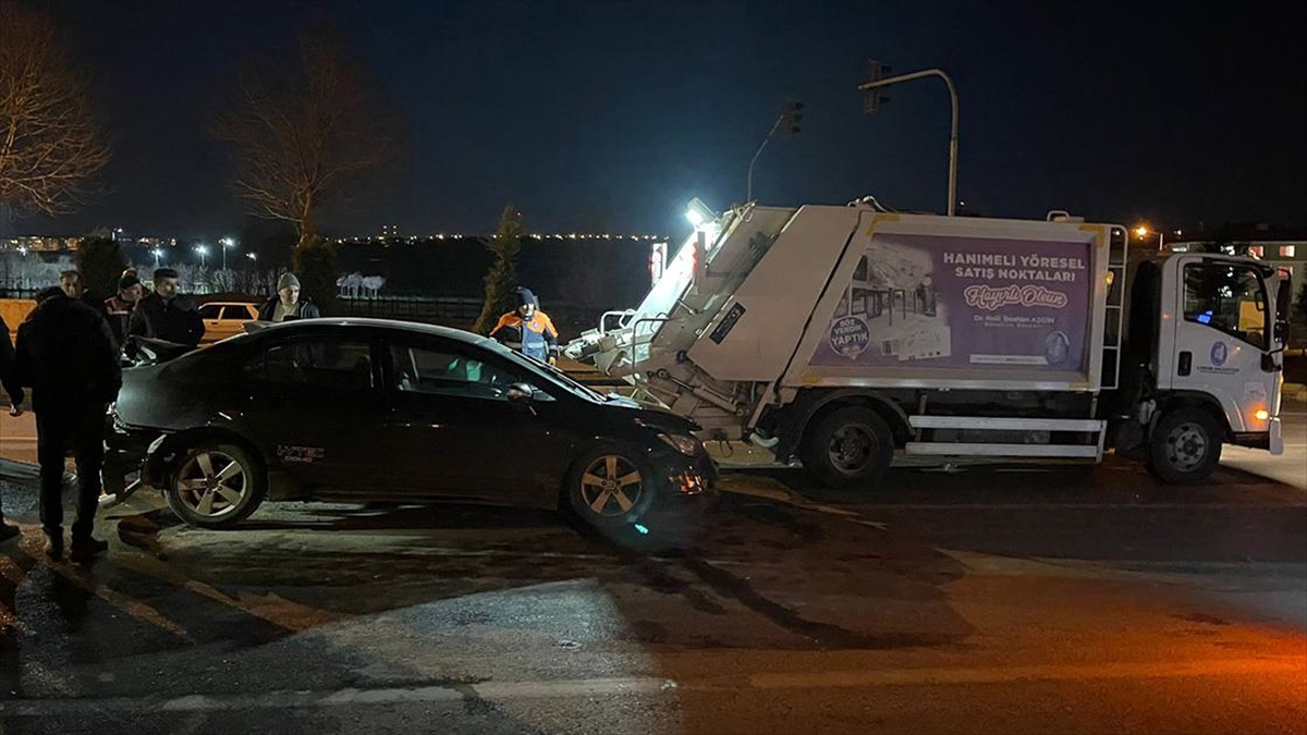 Çorum'da çöp toplama aracı ile 2 otomobilin çarpıştığı kazada, biri