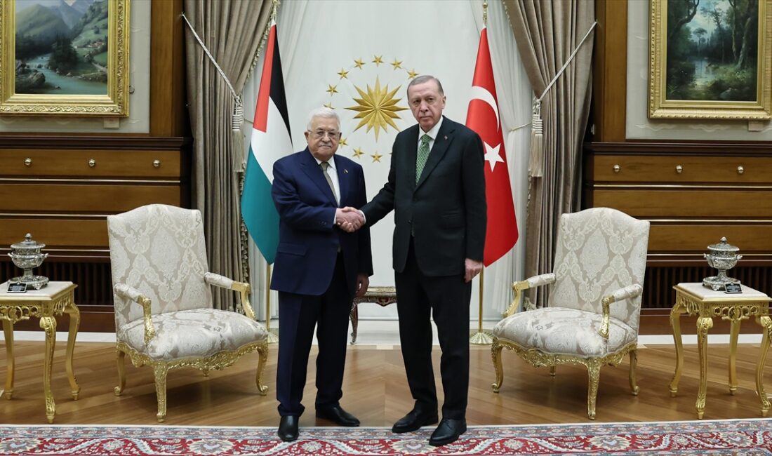 ANKARA (AA) – Cumhurbaşkanı Erdoğan, Abbas’ı Cumhurbaşkanlığı Külliyesi girişinde karşıladı.