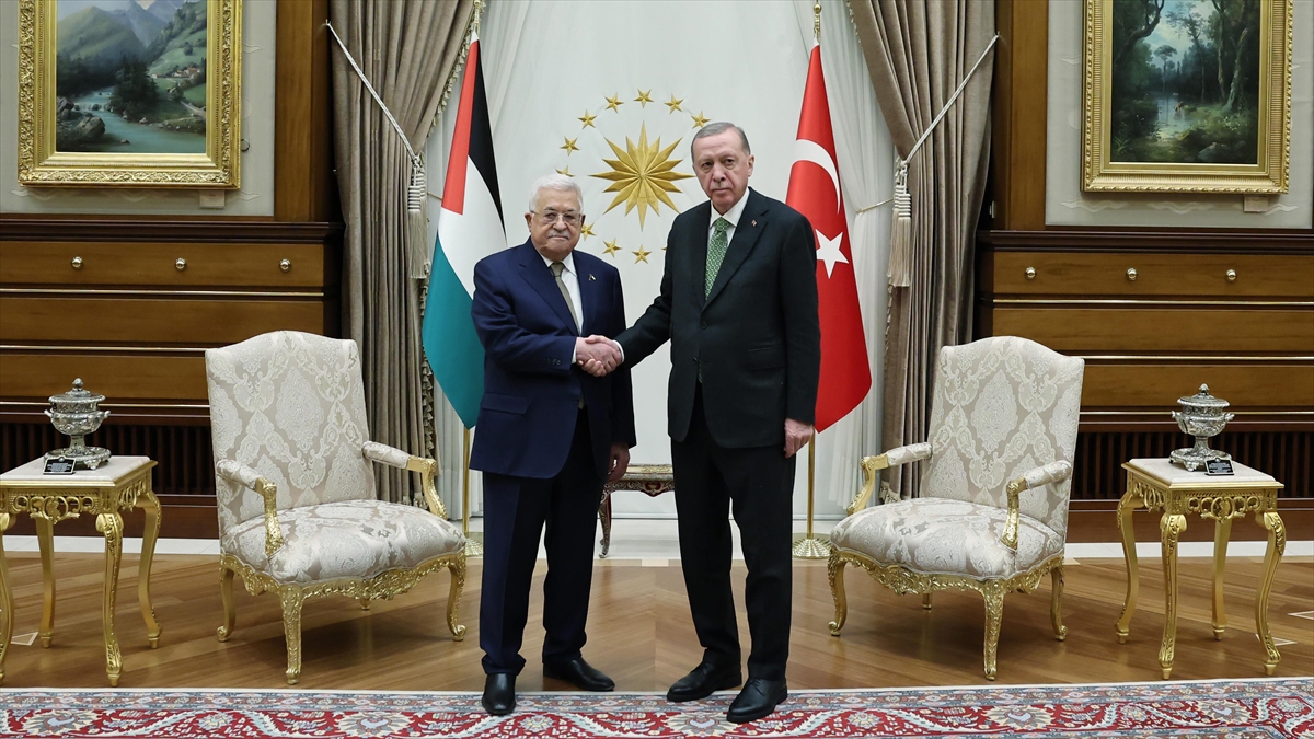ANKARA (AA) – Cumhurbaşkanı Erdoğan, Abbas’ı Cumhurbaşkanlığı Külliyesi girişinde karşıladı.