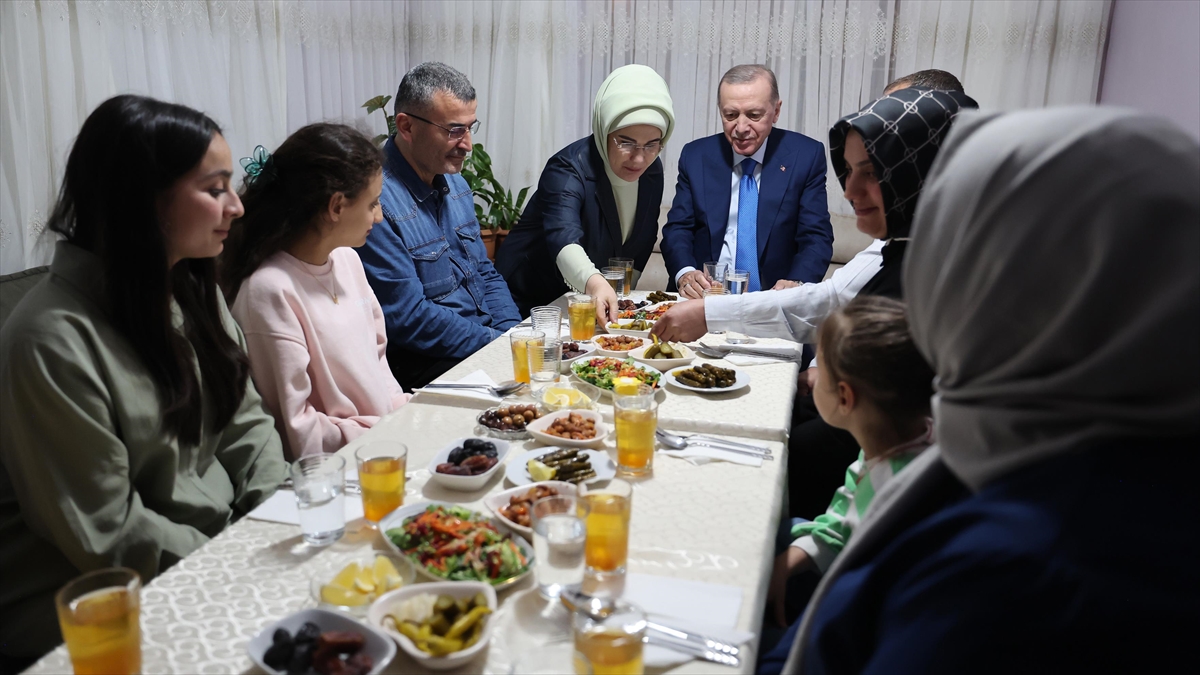 ANKARA (AA) – Cumhurbaşkanı Erdoğan ve eşi Emine Erdoğan, Ali