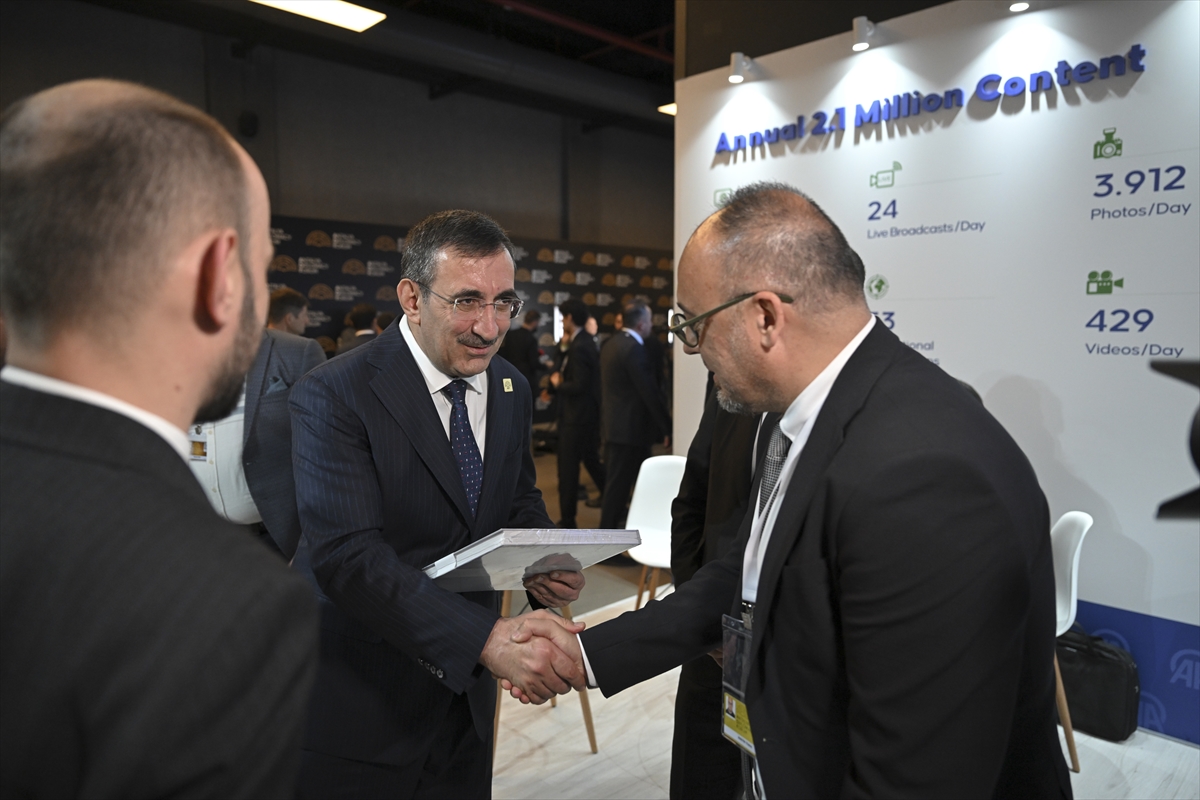 Cumhurbaşkanı Yardımcısı Yılmaz, Antalya Diplomasi Forumu'nda AA standını ziyaret etti