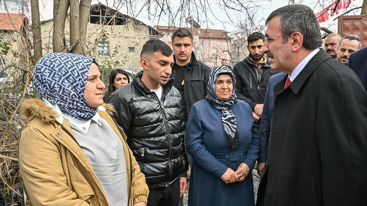 Cumhurbaşkanı Yardımcısı Cevdet Yılmaz, "Deprem sonrası bir taraftan kalıcı konutları