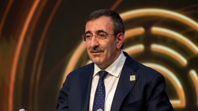 Cumhurbaşkanı Yardımcısı Cevdet Yılmaz, "Depremin ağır yüküne, dünyadaki tüm olumsuz