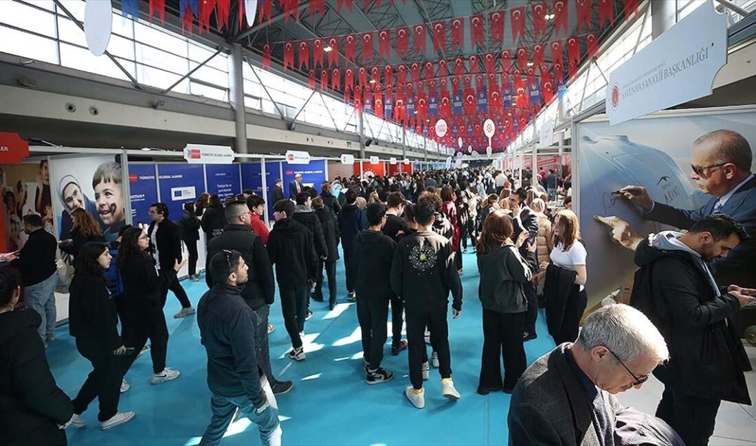 Bursa'da, Cumhurbaşkanlığı İletişim Başkanlığı koordinasyonunda gençlere yönelik organize edilen Devlet
