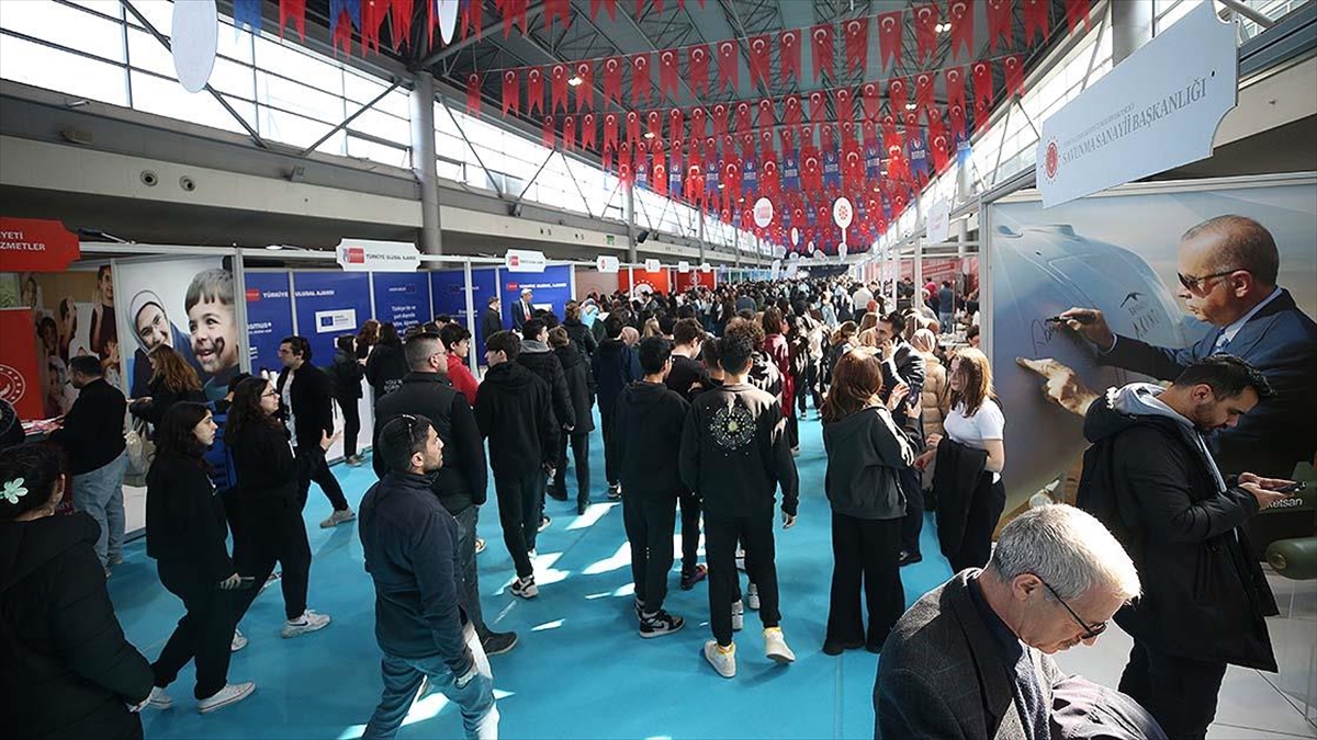 Bursa'da, Cumhurbaşkanlığı İletişim Başkanlığı koordinasyonunda gençlere yönelik organize edilen Devlet