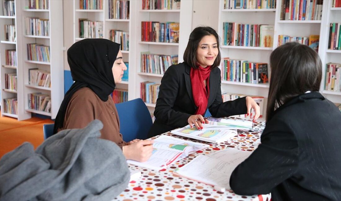 Diyarbakır'da kırsalda mahallelerde yaşayan ve dershaneye gitme imkanı bulamayan lise