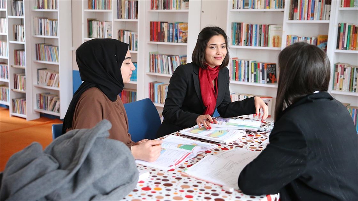 Diyarbakır'da kırsalda mahallelerde yaşayan ve dershaneye gitme imkanı bulamayan lise