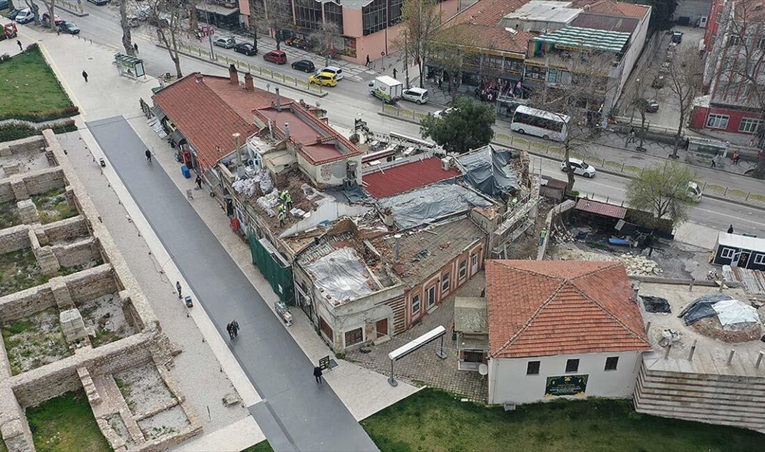 Edirne'de, Selimiye Meydanı'ndaki 15. yüzyıl eserlerinden Havlucular Hanı'nda restorasyon çalışmaları