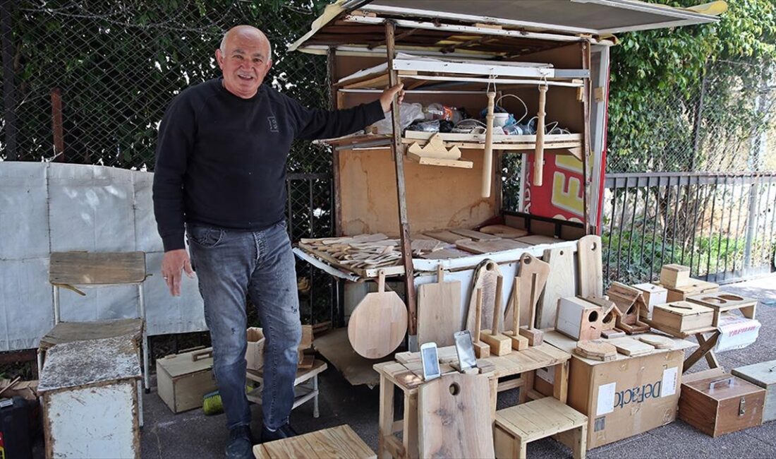 Mersin'de eşine spatula yapmak için başladığı ahşap eşya yapımında kendini