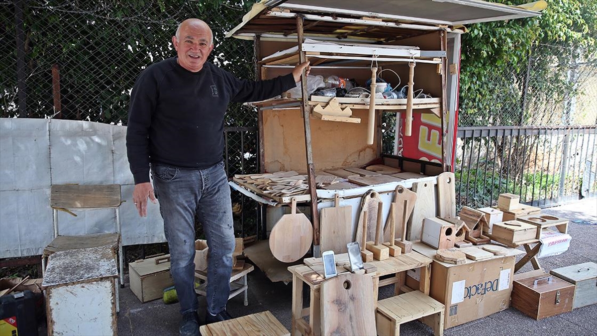 Mersin'de eşine spatula yapmak için başladığı ahşap eşya yapımında kendini