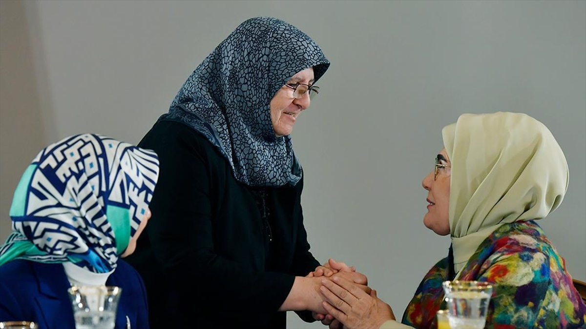 Emine Erdoğan, "Yaşlılarıyla bağ kuramayan bir toplum, geçmişin birikimiyle donanmış